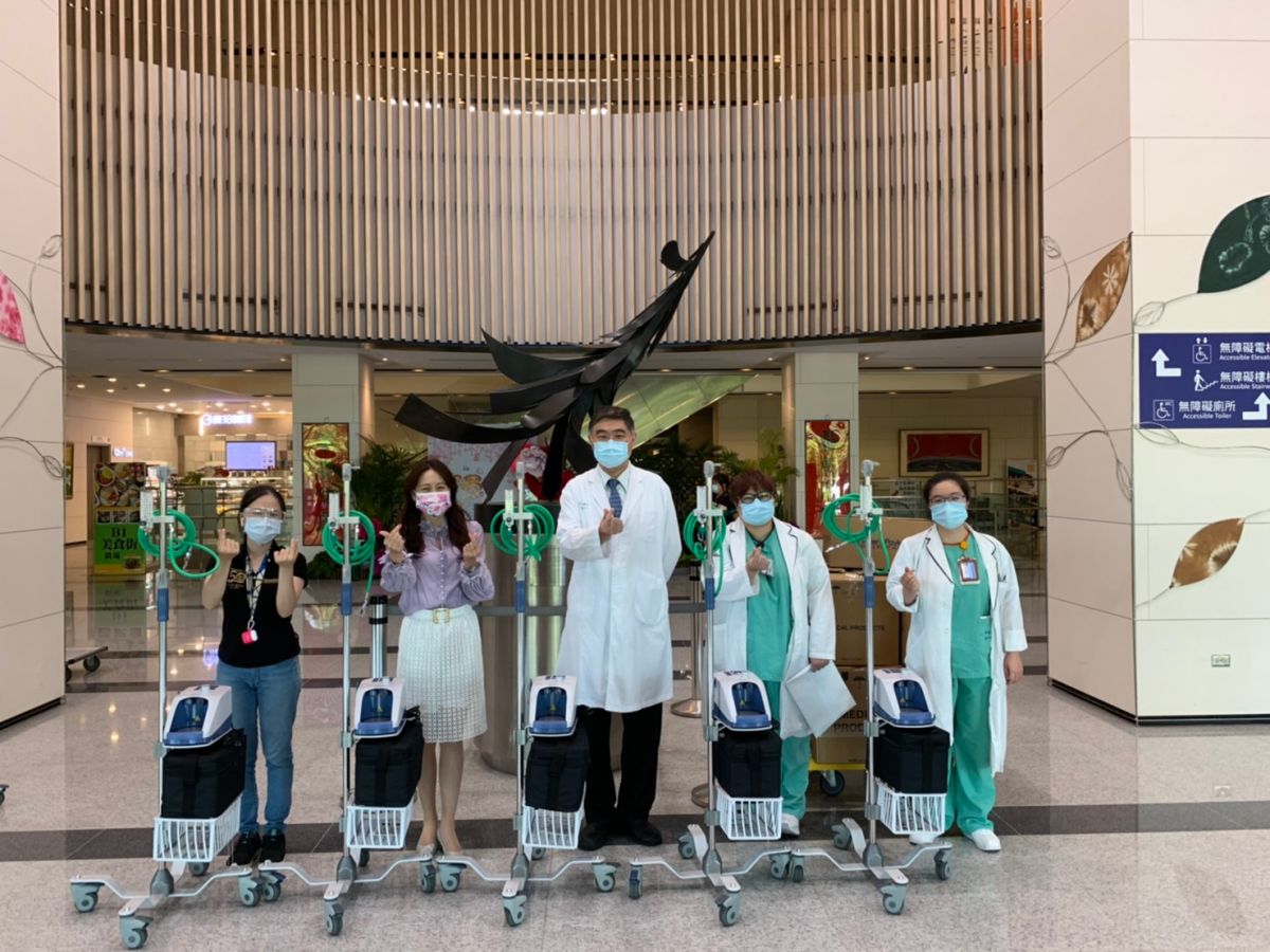 ▲中國醫藥大學新竹附設醫院獲贈13台俗稱「呼吸救命神器」的高流量濕化氧氣經鼻導管系統。（圖／中醫大新竹附醫提供）