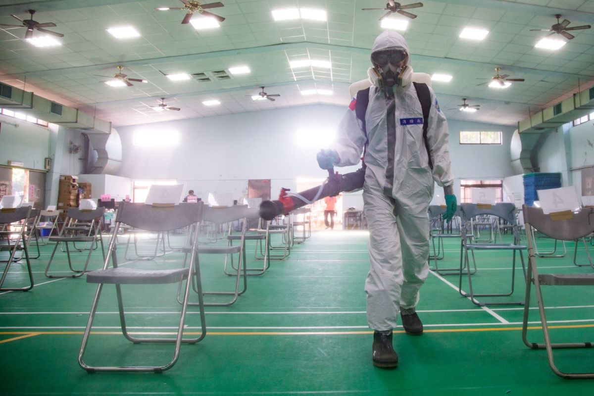 ▲33化學兵群化學兵針對萬華接種站內環境進行消毒工作。(圖／軍聞社提供)