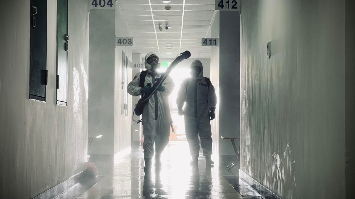 ▲陸軍33化學兵群前往萬華疫苗接種站雙園國小站執行消毒工作。（圖／軍聞社提供）