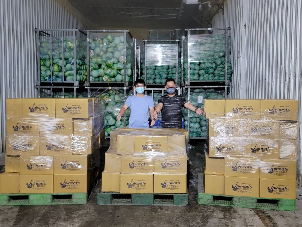 ▲（圖左）子茂果菜生產合作社陳彥廷總經理（圖右）在一起公司薛煒立董事長於假日至雲林子茂果菜生產合作社協助蔬菜打包裝箱，精神著實令人感佩。（圖／在一起業者提供）