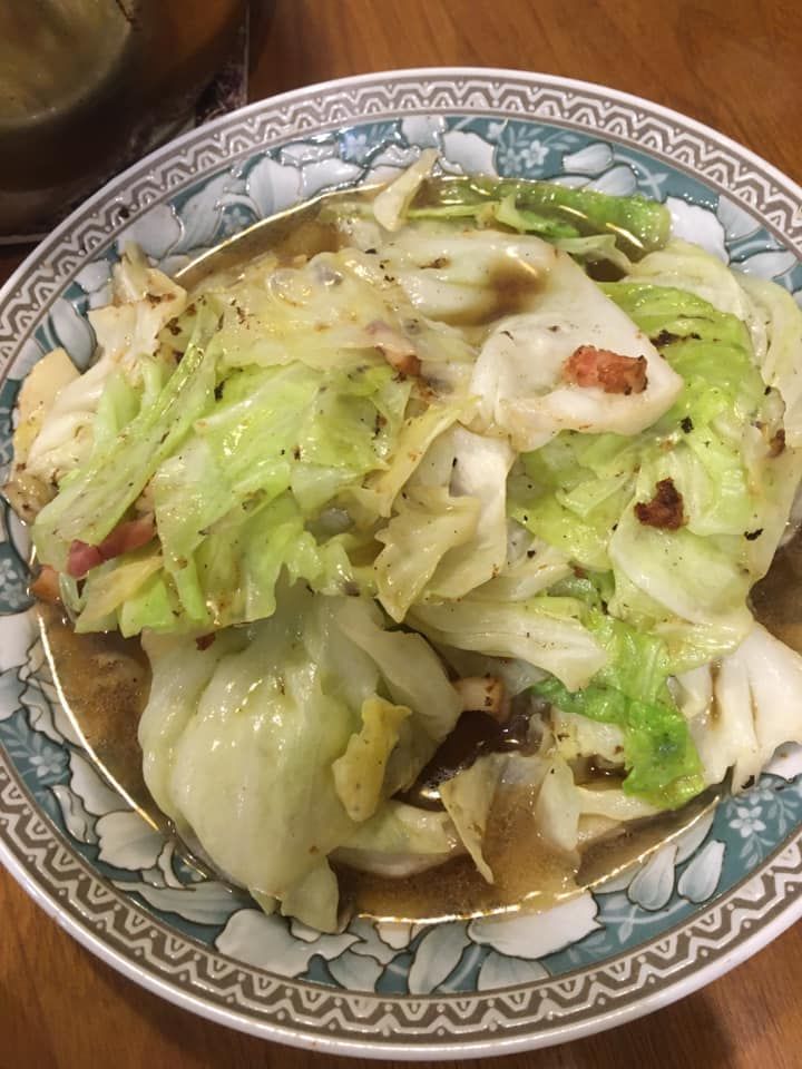 ▲網友不將煎完肉後的鍋子清洗乾淨,反而直接拿來炒高麗菜。(圖/翻攝廚藝公社臉書)