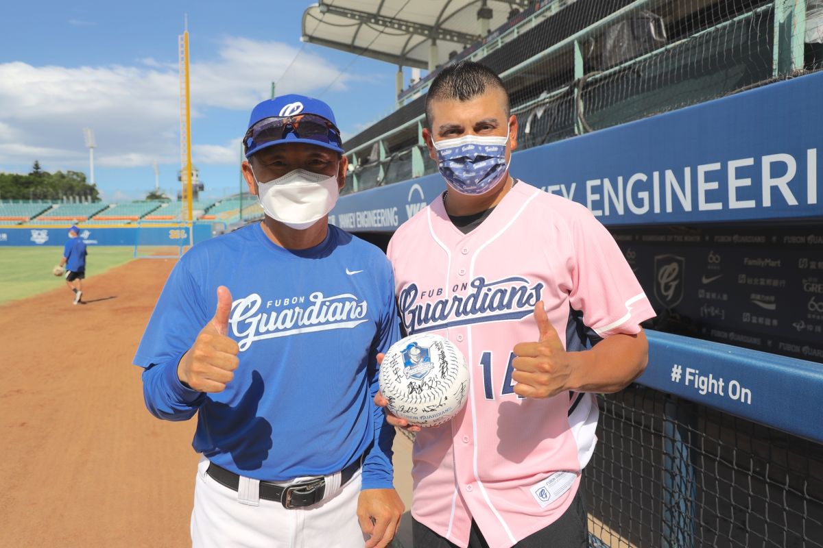 ▲邦威和洪一中合影。（圖／富邦提供）