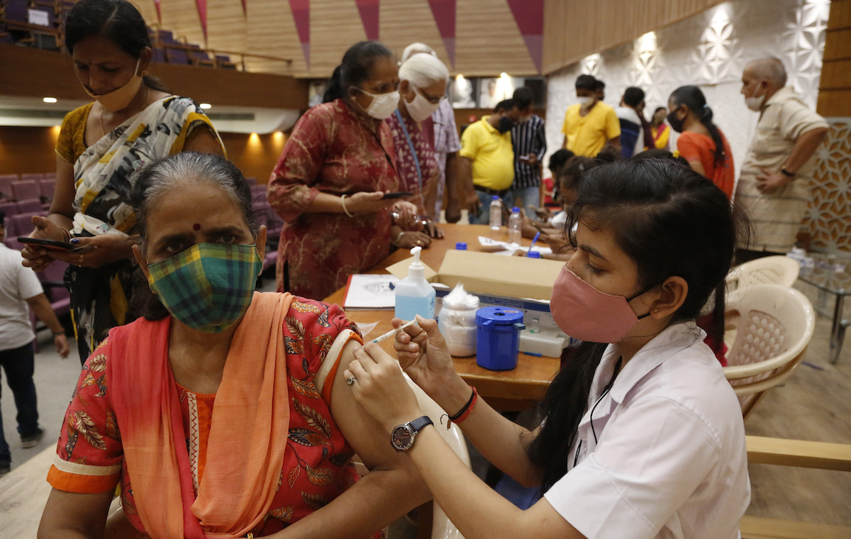 ▲印度研究發現，當地多達三分之二的人口體內已經有新冠病毒抗體。（圖／美聯社／達志影像）