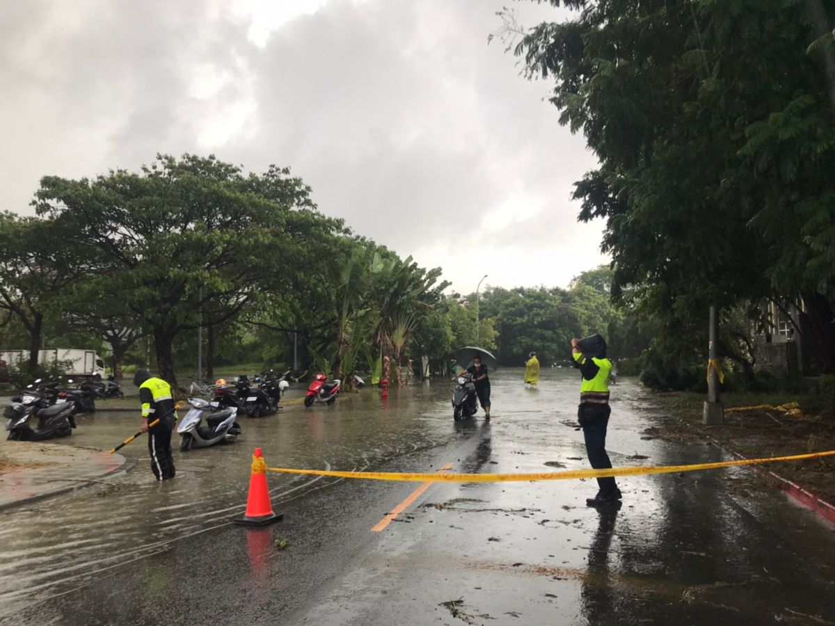 ▲高市今大雷雨狂炸，每小時累積雨量超過100毫米，造成6處道路一度積淹水，高市水利局立即啟動防汛抽水應變，適時降低積淹水災情，已於下午近5時已全部退水。(圖／高市水利局提供)