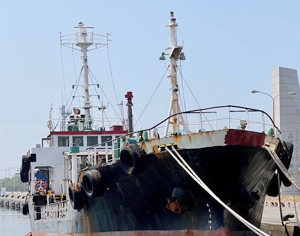 ▲蒙古籍油輪「YOHU MARU」（OTO ANGEL）將於7月7日上午，在高雄市茄萣區興達港海巡基地大門前公開拍賣。（圖／橋頭地檢署提供）