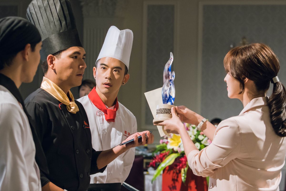 ▲紀言愷（右二）廚藝了得。（圖／中視）