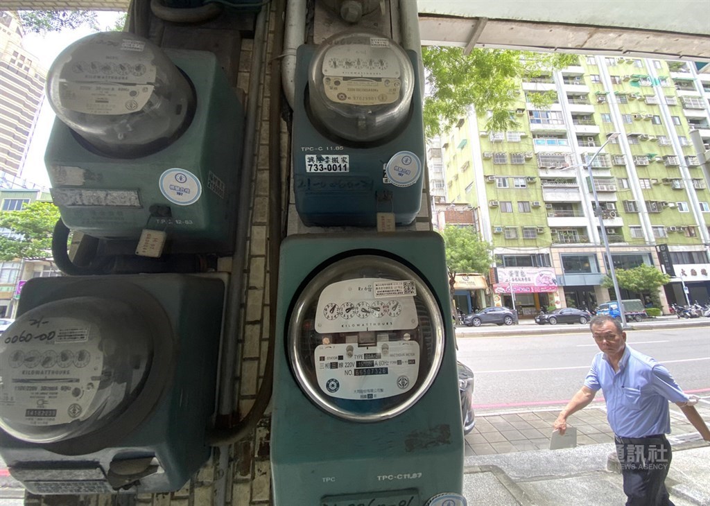 ▲因應三級警戒，政院祭出紓困4.0精進方案，6月不採夏月電價，約有千萬戶受惠。（中央社檔案照片）