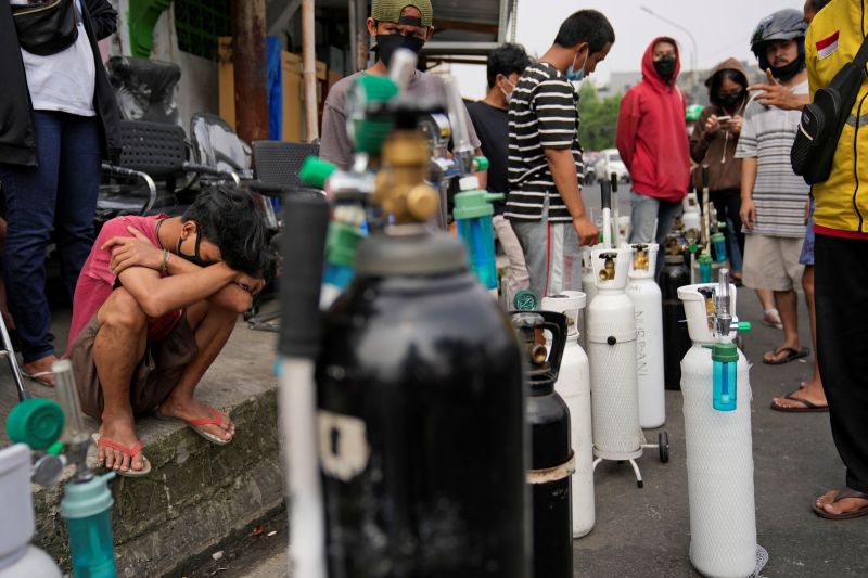 印尼單日確診逼近3萬　多地爆缺醫療氧氣危機、護士遭毆
