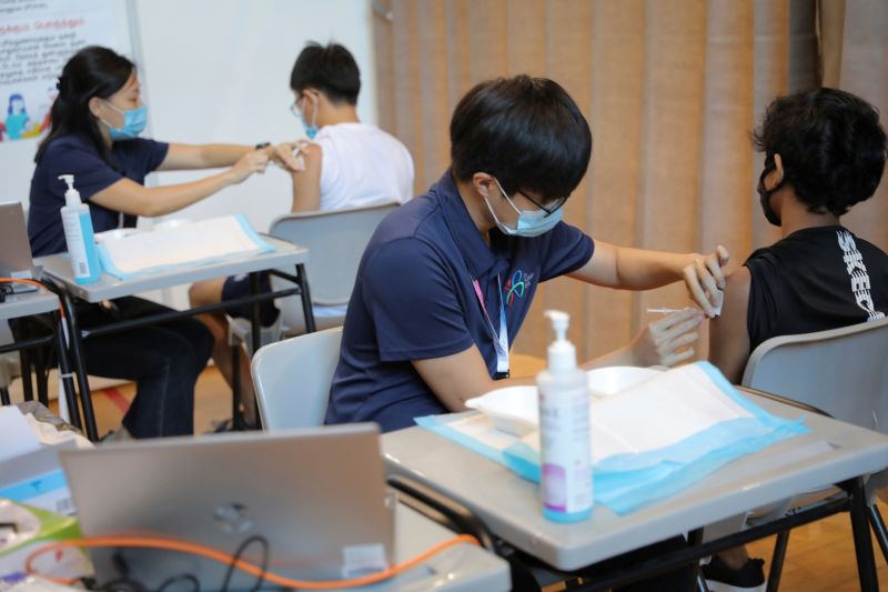 ▲新加坡於5日更新疫苗接種指引，呼籲民眾在打完疫苗後的一週內應避免激烈運動。圖為近期星國學生族群接種新冠疫苗照片。（圖／美聯社／達志影像）