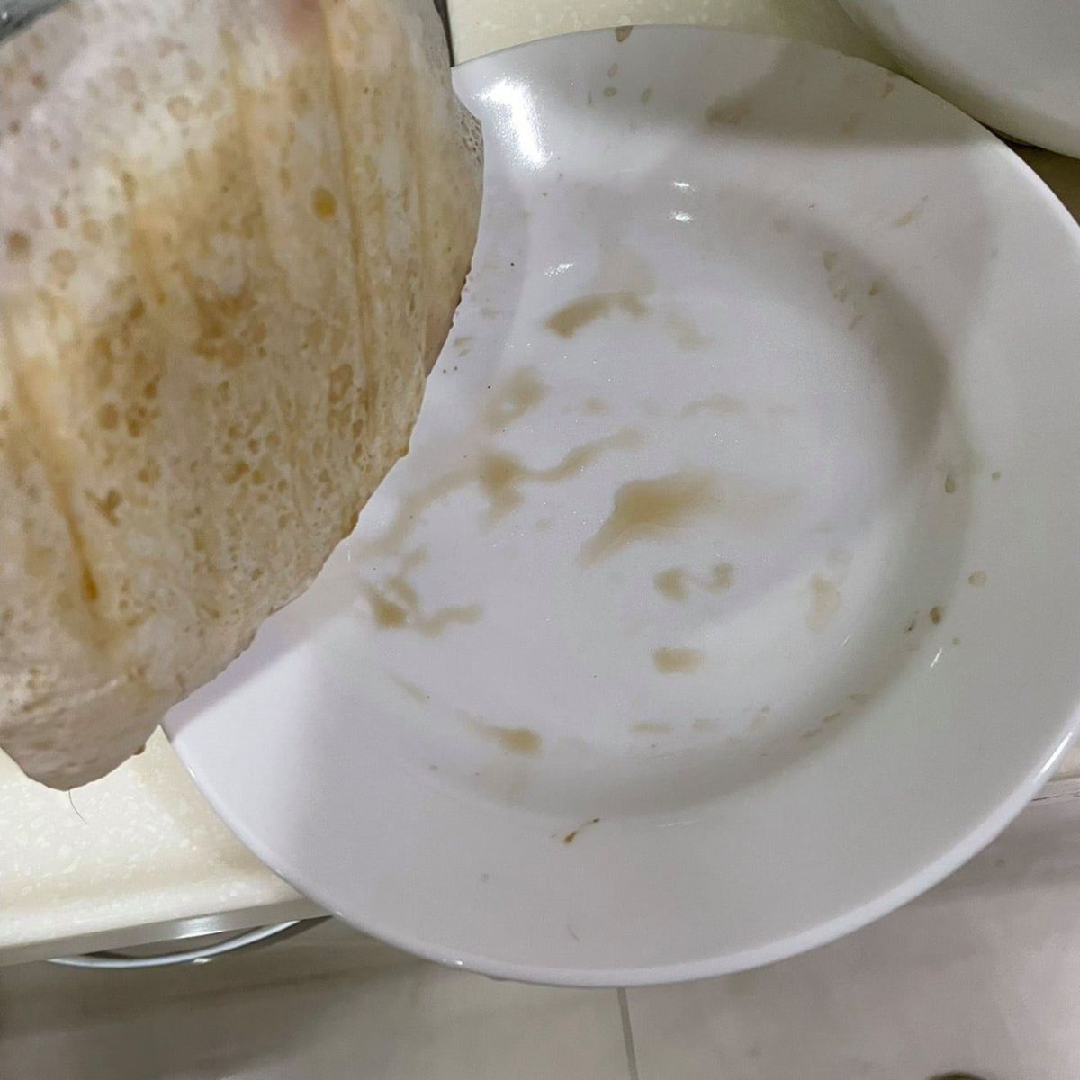 ▲原PO用電鍋蒸包子和饅頭後，蒸出來的食物都會出現「咖啡色水漬」，苦惱求助廣大網友。（圖／翻攝自《我是板橋人》）