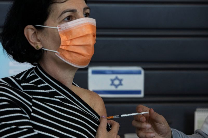 ▲以色列衛生部最新報告指出，輝瑞疫苗在預防Delta病毒感染方面，保護力下降至64%，但預防重症和住院的效力仍有9成。資料照。（圖／美聯社／達志影像）
