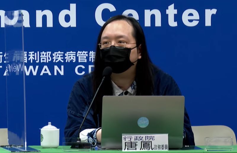 ▲行政院政委唐鳳說明新冠肺炎公費疫苗預約平台將於7月12日下午5時第一次收單,預計7月13日發送預約簡訊,而且前三批應該都是AZ疫苗。(圖/指揮中心提供)