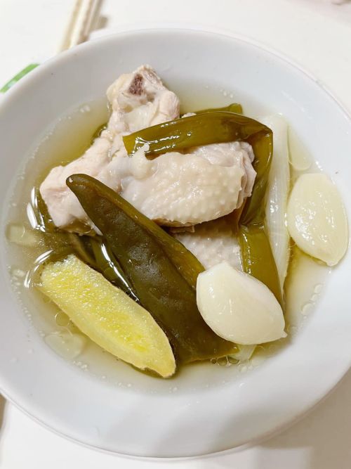 ▲網友用電鍋蒸煮整鍋雞湯，並且加入整罐剝皮辣椒。（圖/廚藝公社）