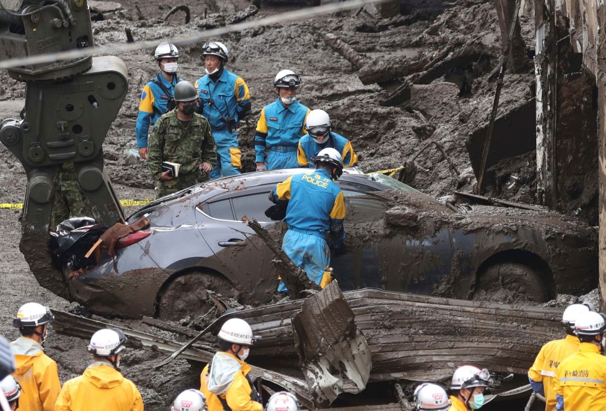 ▲日本靜岡縣熱海市伊豆山地區3日發生大規模土石流已釀4死，救援黃金72小時將至，目前仍有24人失聯待確認；但因梅雨影響，氣象廳示警當地仍有可能再度發生土石災害。（圖／美聯社／達志影像）