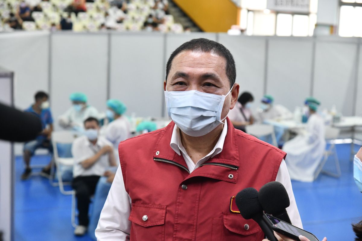 ▲新北市長侯友宜認為，因為疫苗不夠，才導致打不到的民眾有「相對剝奪感、失落感」。（圖／新北市政府提供）