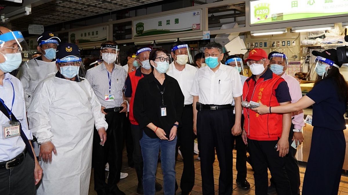 ▲台北市長柯文哲與副市長黃珊珊，6日上午前往環南市場視察復市情況。（圖／台北市政府提供）