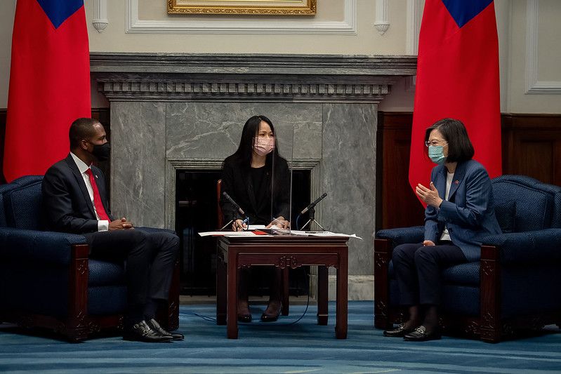 ▲海地共和國新任駐台潘恩6日赴總統府與總統蔡英文見面，並呈遞到任國書。（圖／總統府提供）