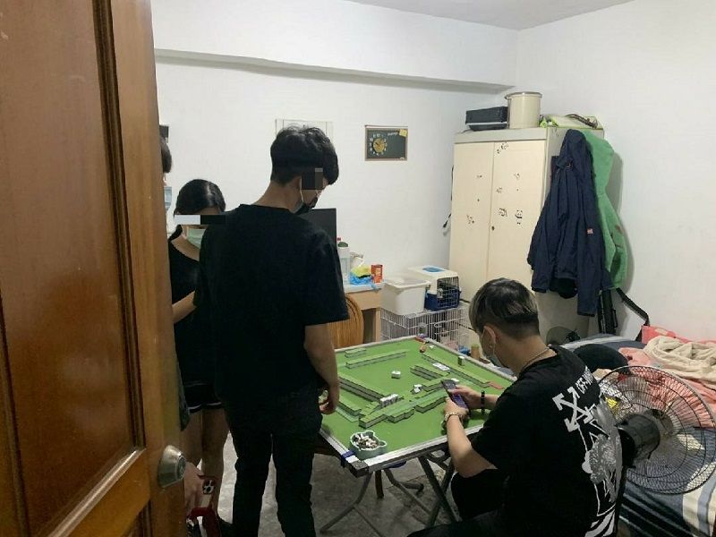 ▲6位民眾疫情期間群聚打麻將(圖/記者鄧力軍翻攝)