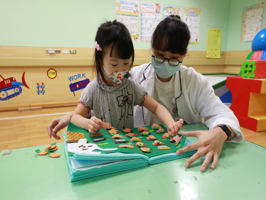 ▲醫師建議用情緒光譜拉近親子關係林(圖／醫院提供2021.7.6)