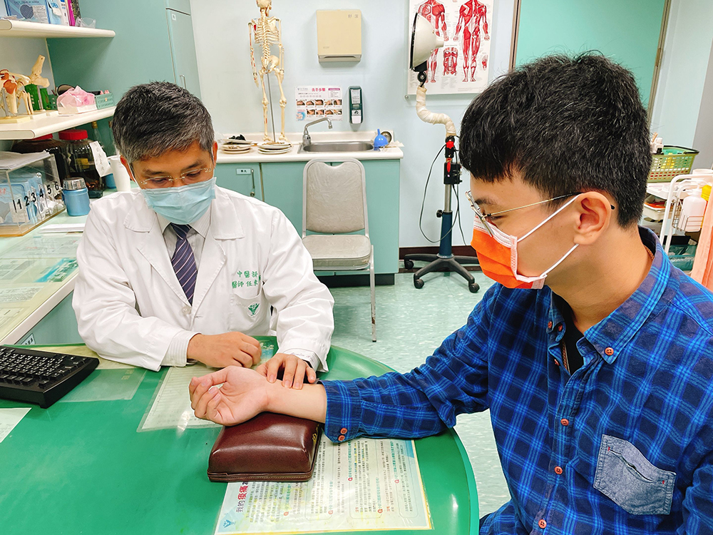 ▲奇美醫學中心中醫部主任任東輝表示，姿勢不正確及少運動，肩頸背痛已成為21世紀文明病（圖／奇美醫學中心提供 ）