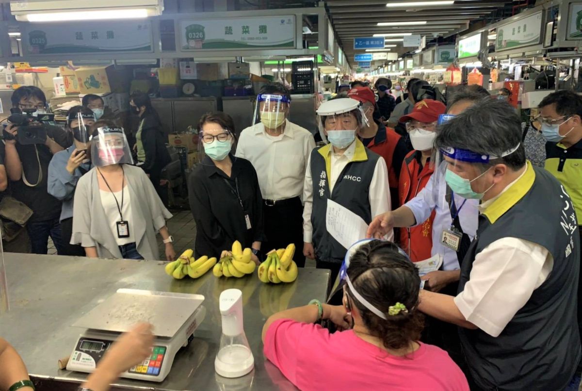 ▲中央流行疫情指揮中心針對最新疫報做出說明，圖為指揮官陳時中到環南市場視察。（圖／指揮中心提供）