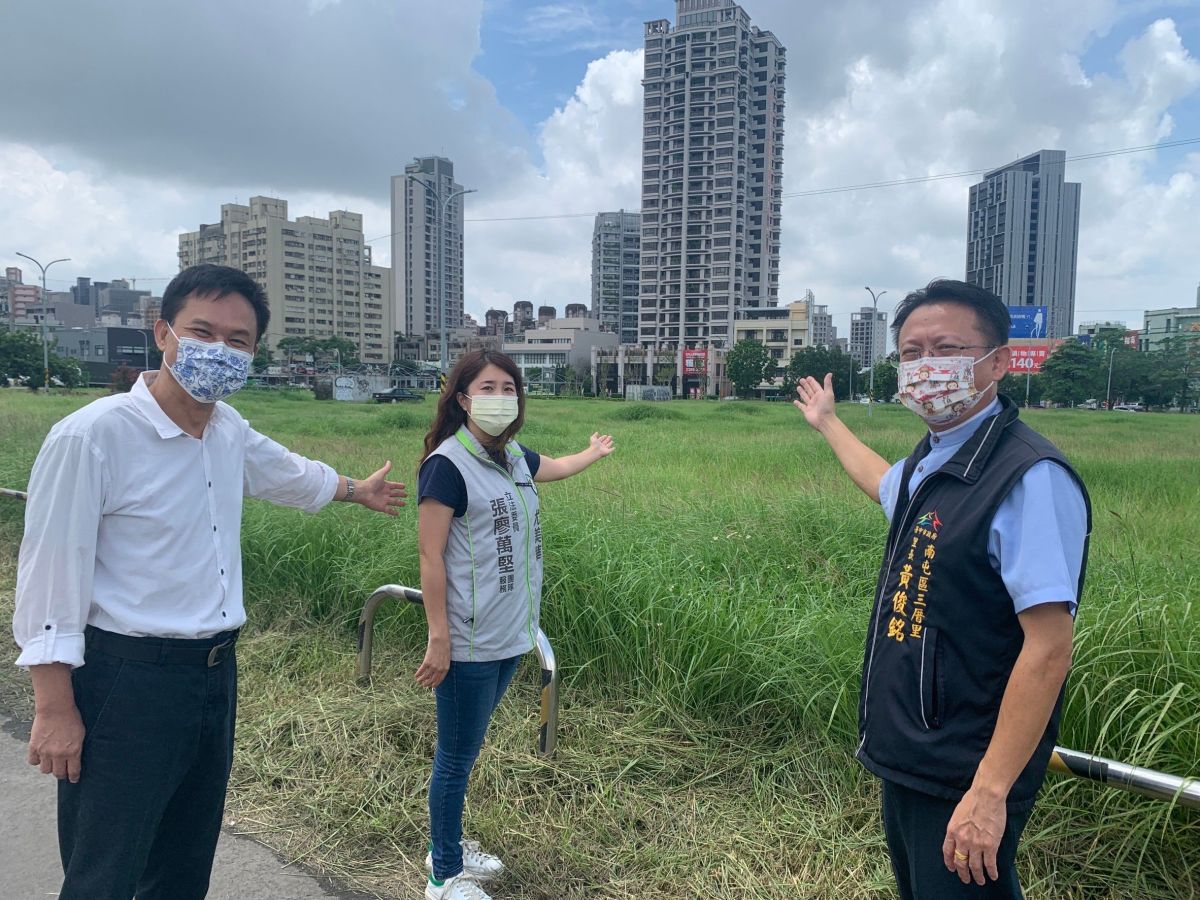 ▲教育部體育署補助，台中市南屯區三厝里風雨球場，議員張耀中說，盼今年九月能夠工程發包決標，然地方心聲期待年底前可以開工。(圖／張耀中服務處提供2021.7.6)