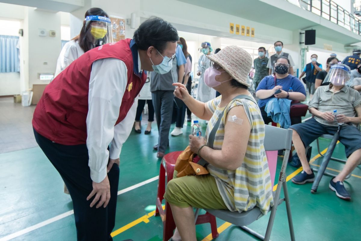 ▲鄭文燦指出，台灣正擴大疫苗施打率，疫苗也陸續到貨，而桃園長者疫苗施打率平均超過7成，不僅可預防感染，也可減少重症發生的機會。（圖／桃園市政府提供）