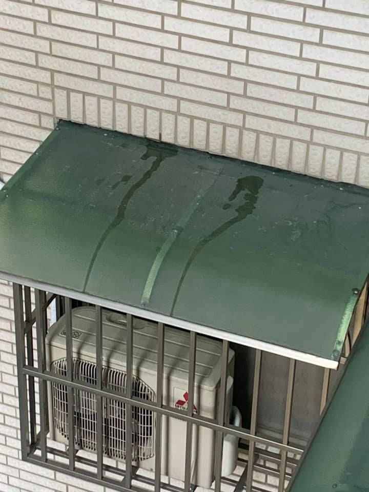 ▲樓上鄰居的室外機滴水聲吵得他無法入眠。(圖/翻攝自臉書社團《爆怨2公社》)