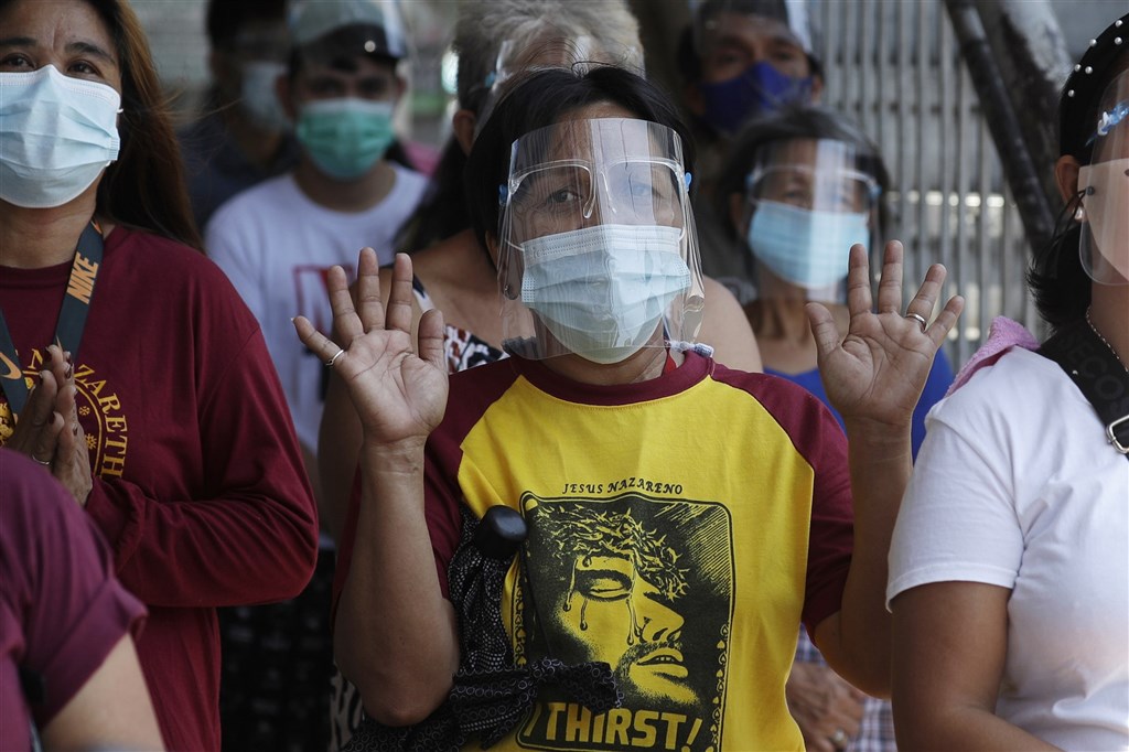 ▲菲律賓COVID-19疫情延燒，菲國醫護人員赴貿工部示威，要求馬尼拉當局支持暫時豁免COVID-19疫苗專利保護。（菲律賓人民示意圖／美聯社／達志影像）