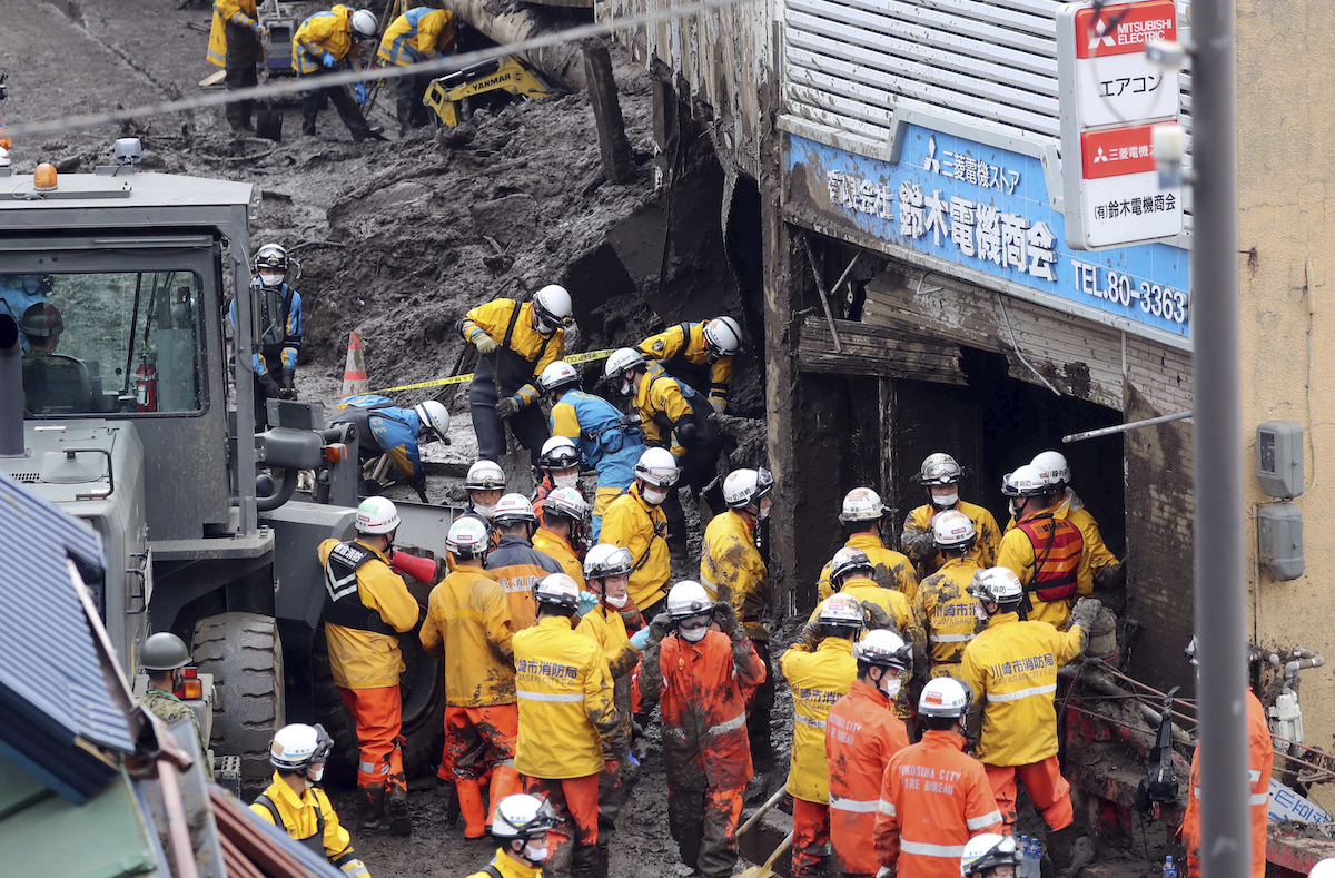 ▲日本靜岡縣熱海市伊豆山地區3日發生大規模土石流，至今已超過黃金72小時，相關單位正加速搜救工作。靜岡縣政府今天公布新增5人失聯，讓失聯人數上升到29人。（圖／美聯社／達志影像）