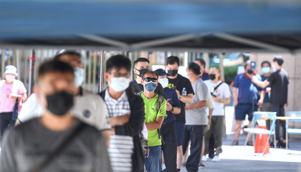 ▲台北市計程車司機武漢肺炎（COVID-19，2019冠狀病毒疾病）疫苗施打作業6日在台北內湖高工展開，上午就陸續有計程車司機排隊等待注射疫苗。（圖/中央社）