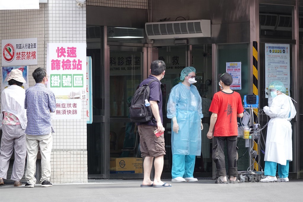 ▲台北市立聯合醫院忠孝院區有2名醫護5日確診武漢肺炎，為無症狀感染者，已匡列90名接觸者進行疫調。圖為北市聯醫忠孝院區快篩站。（中央社檔案照片）