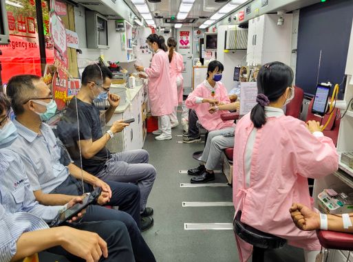 ▲捐血車上嚴守安全防疫規定,捐血者均保持一定安全距離。(圖/久舜營造提供)