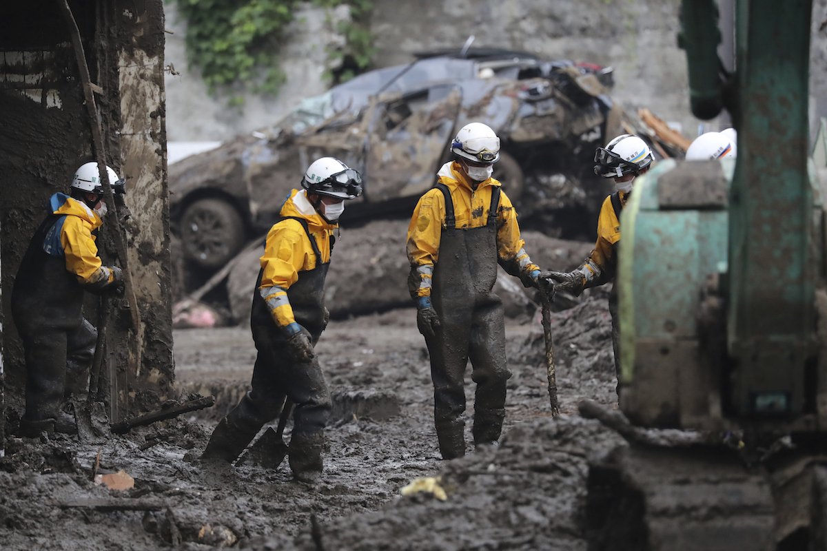 ▲日本靜岡縣熱海市伊豆山地區7月3日發生大規模土石流造成嚴重災情，昨天再發現1名死者，累計共10人死亡，另有18人仍失聯；日本首相菅義偉下午將赴災區視察、慰問災民。（圖／美聯社／達志影像）