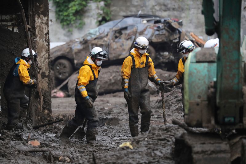 ▲日本靜岡縣熱海市伊豆山地區3日發生大規模土石流，造成4死29失聯嚴重災情，就在警消及自衛隊加速搜救的同時，當局正在調查災情是否跟土石流上游處填土造地工程有關。（圖／美聯社／達志影像）