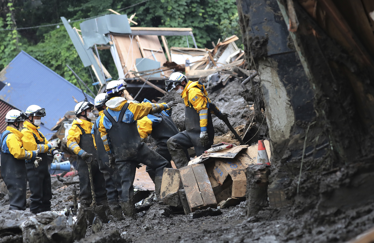 ▲日本靜岡縣熱海市伊豆山地區7月3日發生大規模土石流災情，搜救人員持續進行搜救，今天中午過後再尋獲一具遺體，累計至今共11人不幸罹難，另有17人依舊下落不明。（圖／美聯社／達志影像）