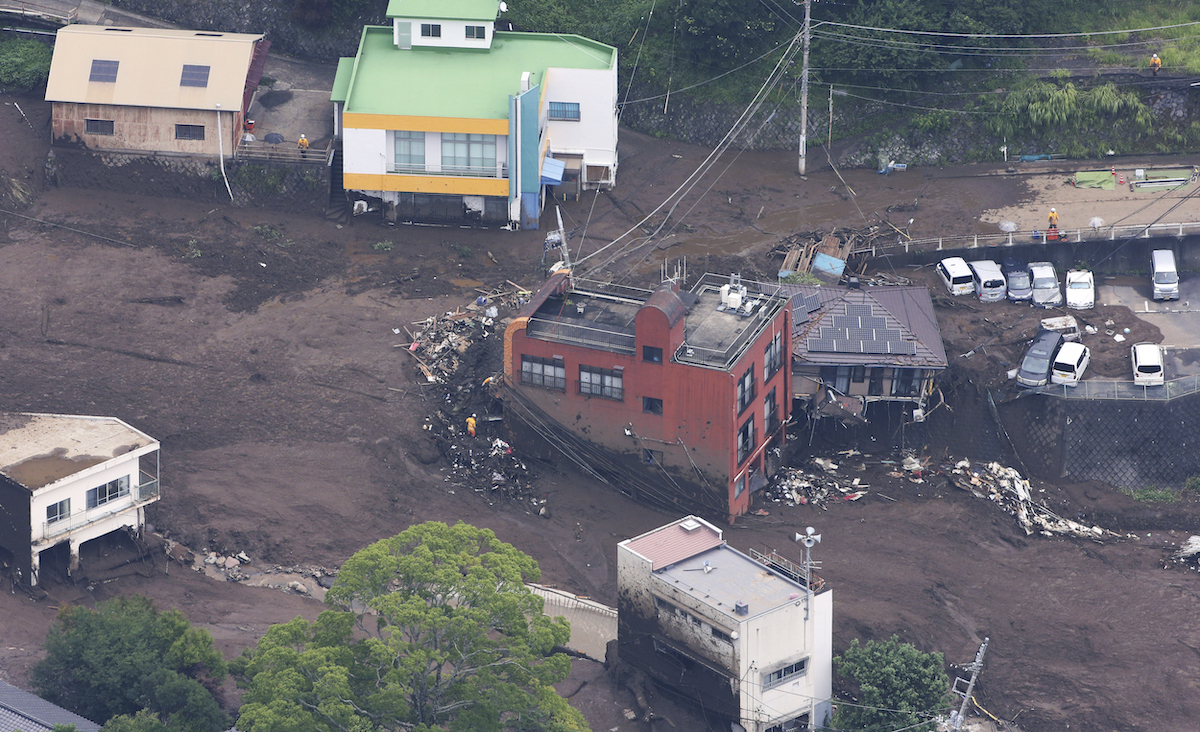 ▲日本靜岡縣熱海市伊豆山地區3日發生大規模土石流，造成5死29失聯。由於土石流起點附近設有太陽能發電設備，為減輕災害風險，日本政府將檢討對太陽能發電設備選址進行限制。（圖／美聯社／達志影像）