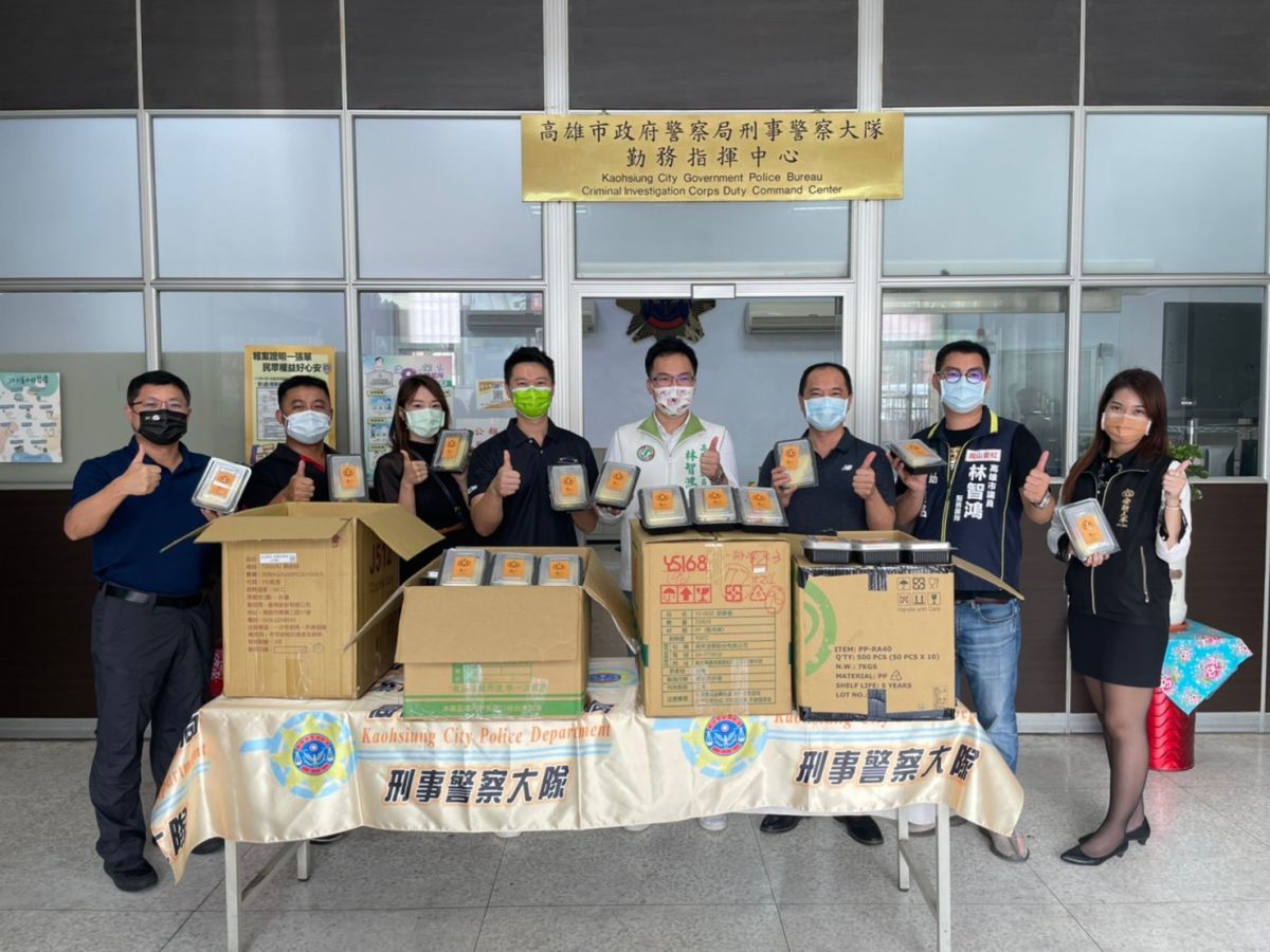▲全國新冠肺炎三級警戒，高市林智鴻攜手在地企業捐防疫午餐為執勤警察打氣，以實際行動表達對警察的支持。（圖／高市府提供）
