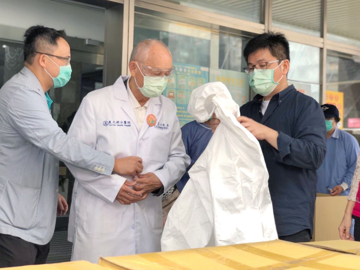 ▲行政院政務顧問鄭宏輝今日捐贈防護衣給新竹縣政府、中國醫藥大學新竹分院、東元醫院、台大醫院生醫分院等單位，共同守護防疫第一線人員的安全。（圖／鄭宏輝辦公室提供）