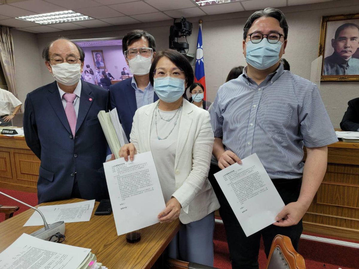 ▲民進黨團總召柯建銘認為，30年來選舉制度的憲法討論及修法，不能以臨時會3天委員會討論就表決。（圖／柯建銘臉書）