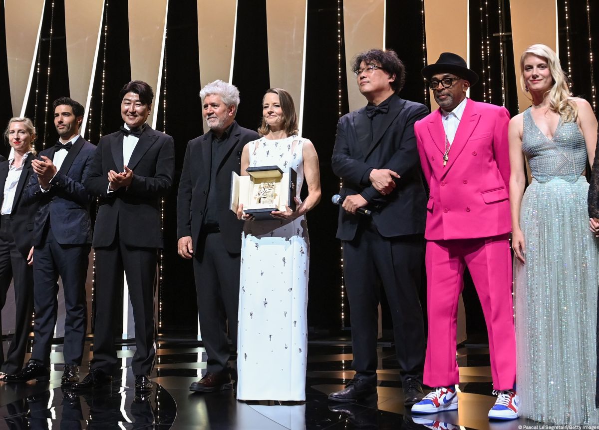 ▲評審團與終身成就獎得主茱蒂佛斯特（中）合影。（圖／坎城影展官方臉書）