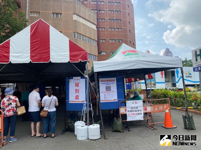 ▲台北市開放七家醫院免費PCR篩檢，一早中興醫院就出現已上網預約完成的第一批民眾。（圖／記者朱啓瑜攝）