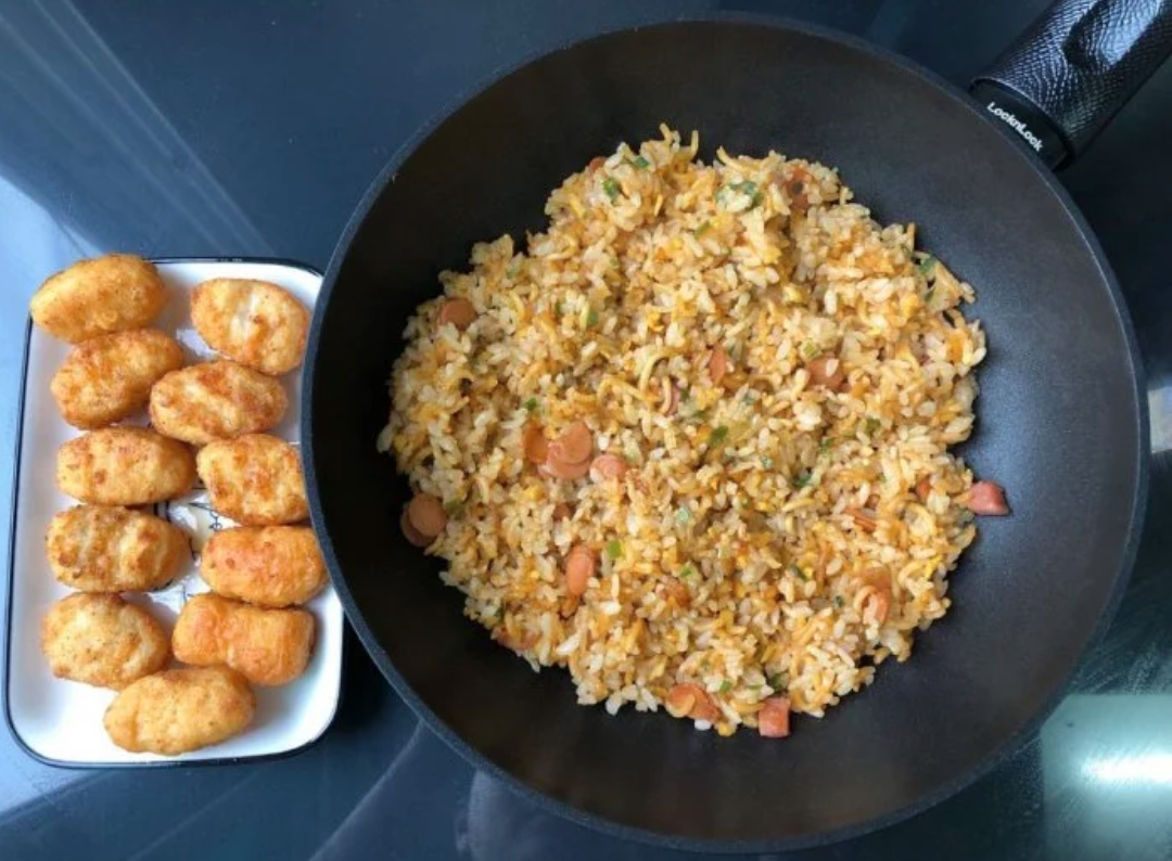 ▲ 有名生活在韓國的女網友發文分享，表示自己在超市看到「拉麵飯」，不僅配料豐盛，味道還不死鹹，相當好吃。（圖／翻攝自《Dcard》）