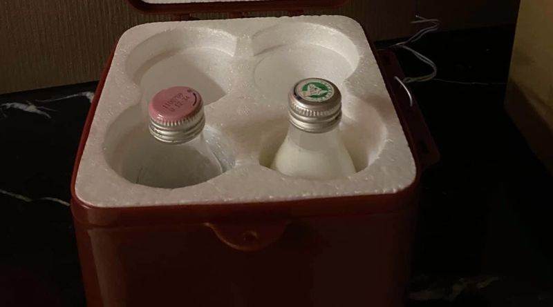▲只要有訂購羊奶的住戶,信箱或者門口就會掛著一個塑膠盒,每天都會有人來送上新鮮的羊奶。(圖/爆怨2公社)