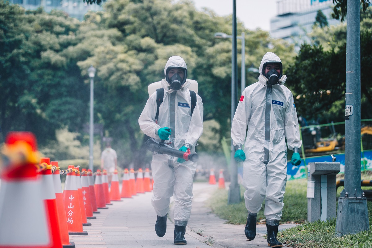 ▲33化學兵群官兵實施榮星花園篩檢站環境消毒作。(圖／軍聞社提供)