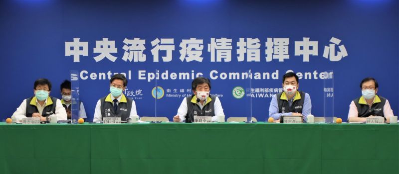 ▲中央流行疫情指揮中心指揮官陳時中(前排中)今(22)日舉行記者會,說明國內防疫情形。圖為資料照。(圖/指揮中心提供)
