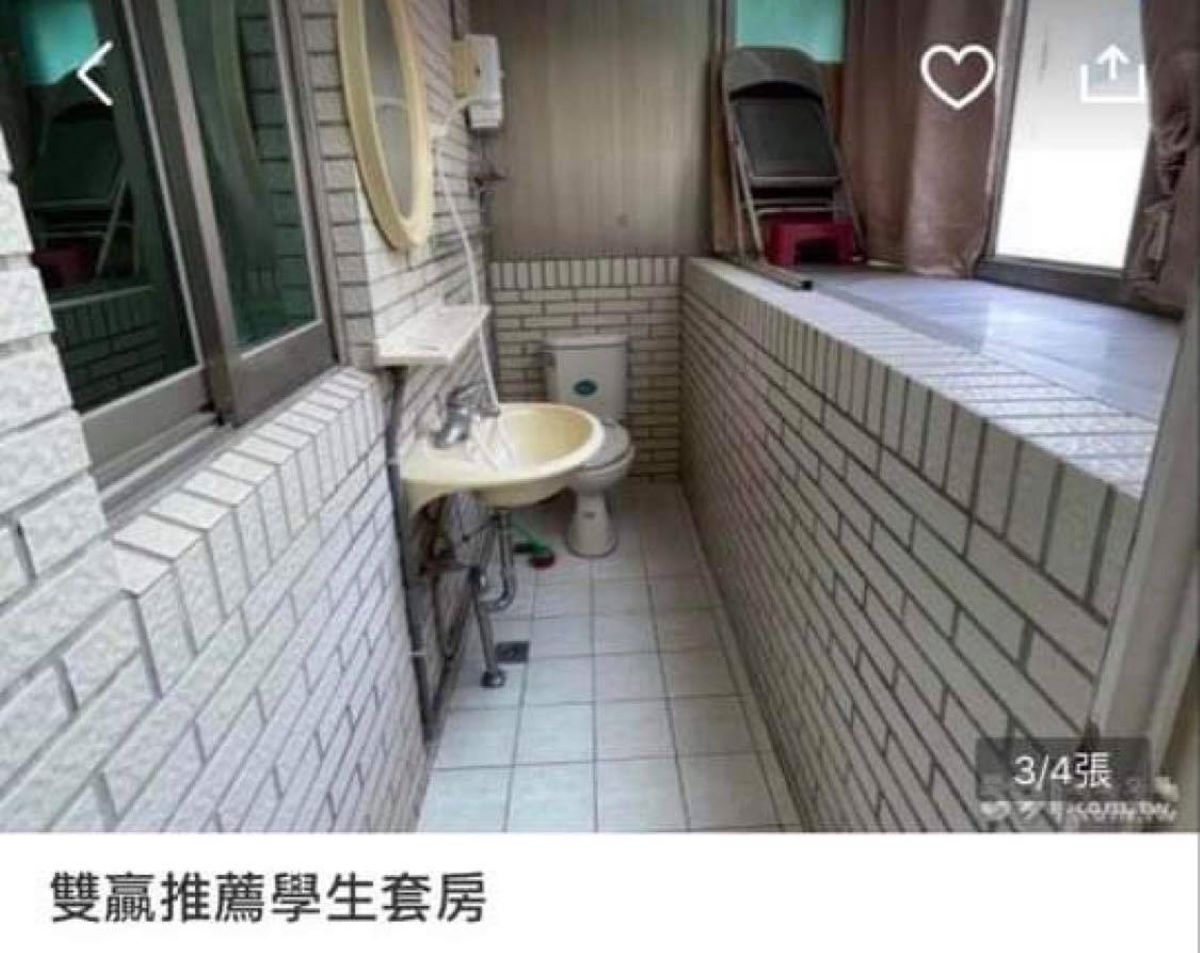 ▲這間「陽台兼衛浴」的物件被標榜是「雙贏推薦學生套房」，照片在臉書粉專《奇葩裝潢分享中心》曝光後掀起熱議。（圖／翻攝自臉書粉專《奇葩裝潢分享中心》）