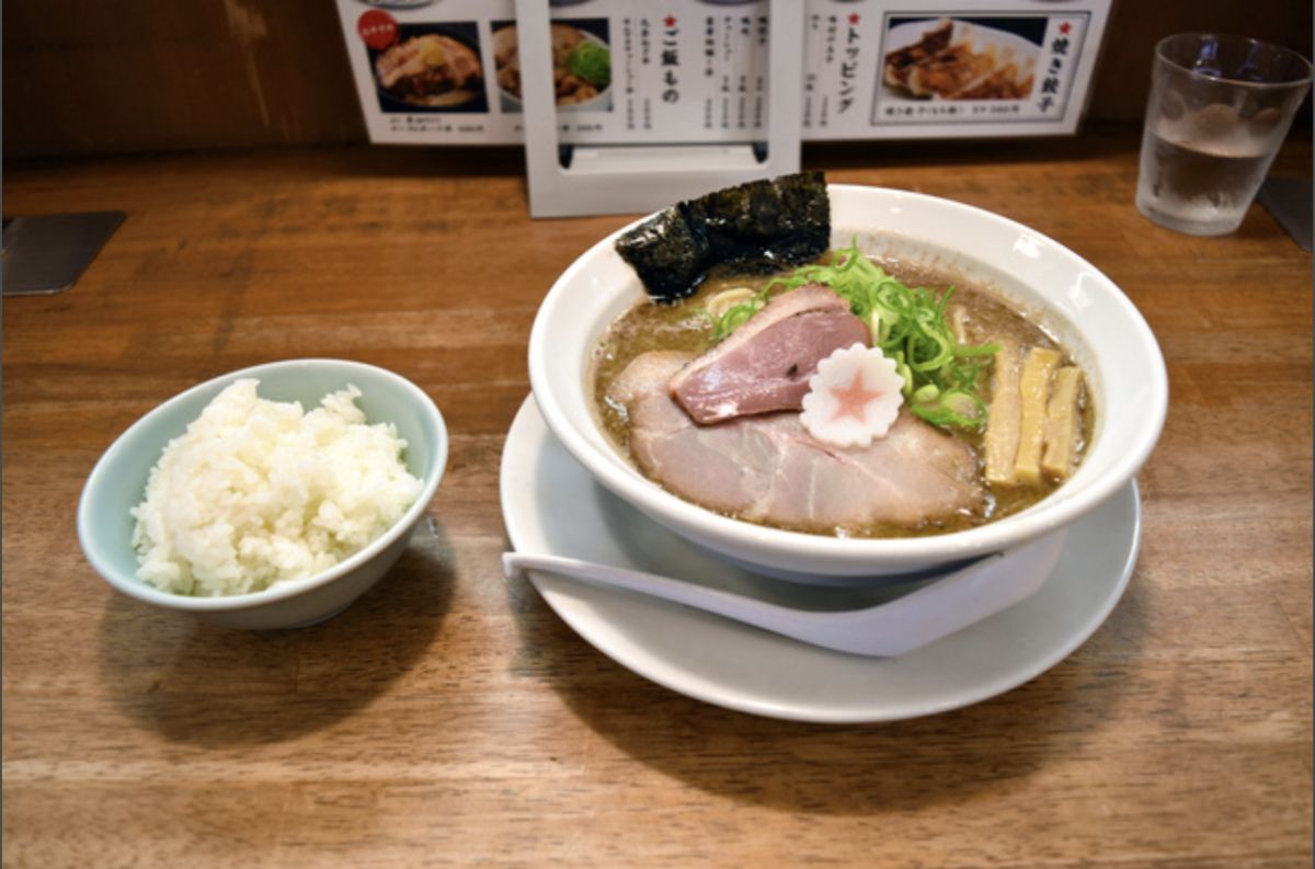 ▲日本靜岡縣熱海市伊豆山地區7月3日發生大規模土石流造成嚴重災情，當地一間拉麵店老闆免費提供拉麵為受災民眾及搜救人員等送暖，有民眾被老闆心意所感動，紛紛捐款響應。（圖／翻攝自朝日新聞）