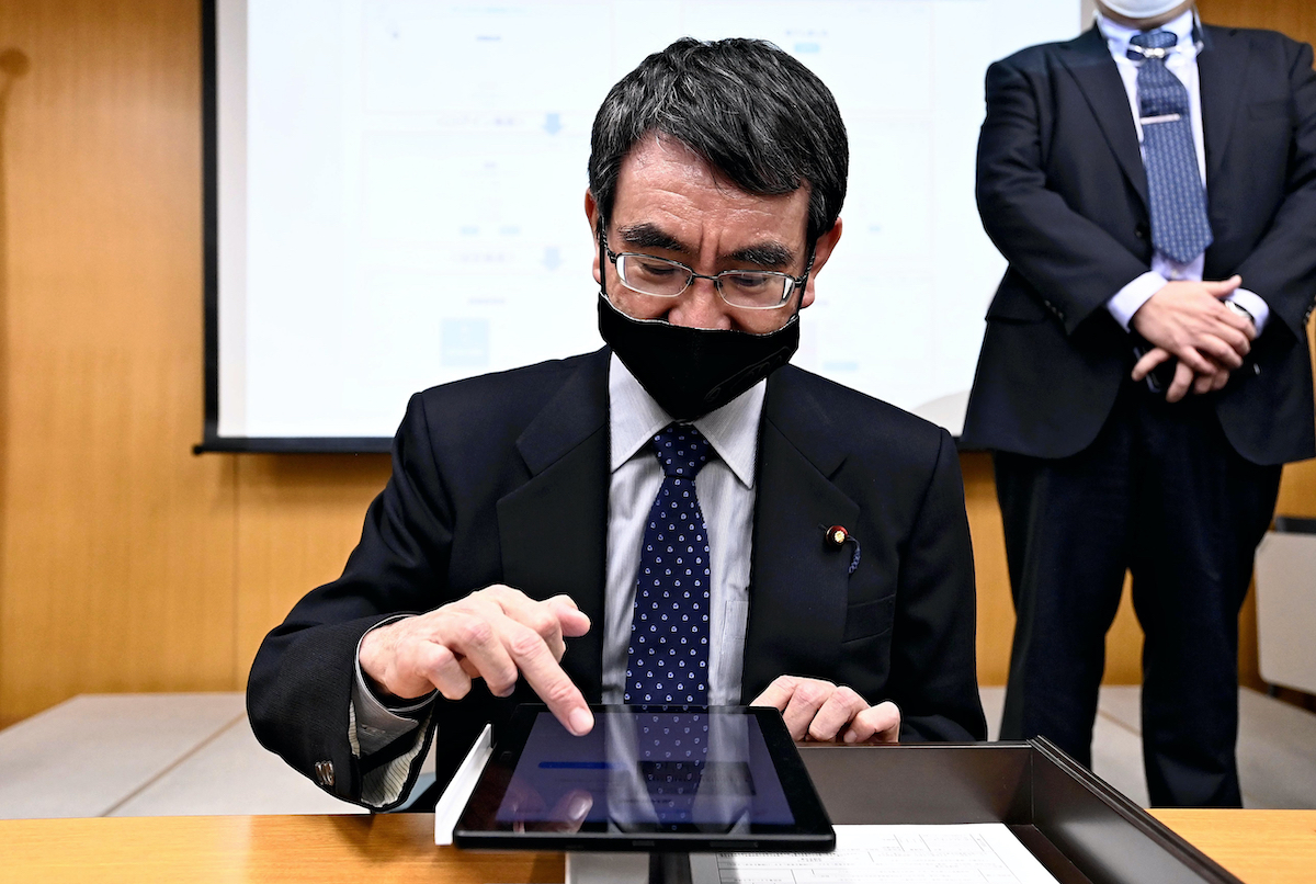 ▲日本行政改革擔當大臣河野太郎認為傳真機會阻礙推行遠距工作，原想廢除使用傳真機，沒想到遭到反彈。（圖／美聯社／達志影像）