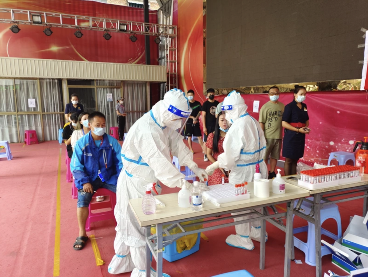 ▲中國江蘇省南京市本土疫情持續擴散，湖南省張家界市魅力湘西劇場通報，因為外省4名感染者曾有軌跡交集，22日其中一場逾2000名觀眾屬於高風險人群，必須主動報告接受檢測。資料照。（圖／翻攝自中新社）